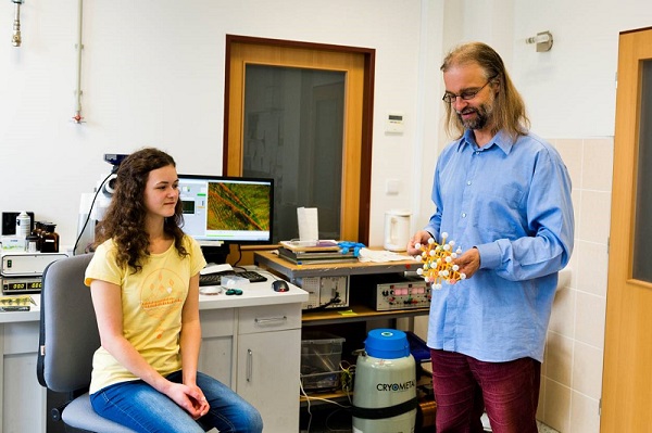 U optického mikroskopu s modelem Heuslerovy slitiny, Oleg Heczko a studentka gymnázia v Zďáru nad Sázavou navštěvující FZÚ v rámci programu Otevřená věda