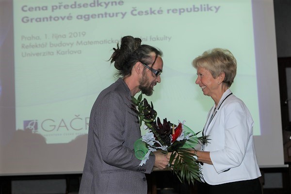 Mgr. Robertu Černému, Ph.D. gratuluje místopředsedkyně GA ČR 