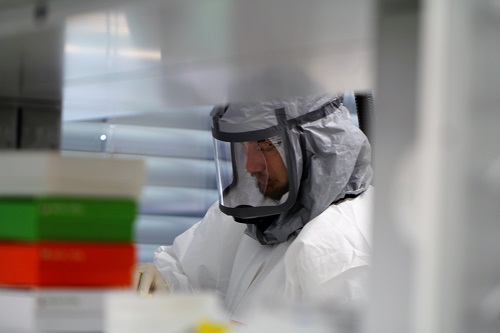 RNDr. Martin Palus, Ph.D. při práci ve virologické laboratoři s vysokým stupněm biologického zabezpečení