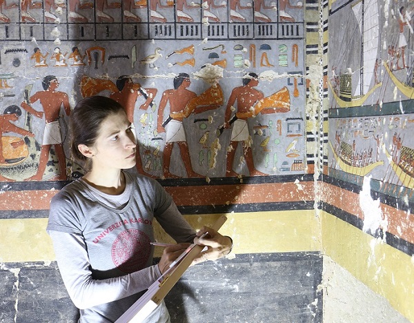 Hana Vymazalová při dokumentaci nápisů v Chuyho hrobce (foto Mohamed Megahed)