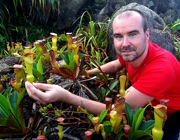 Andrej Pavlovič s mäsožravou rastlinou Nepenthes pervillei