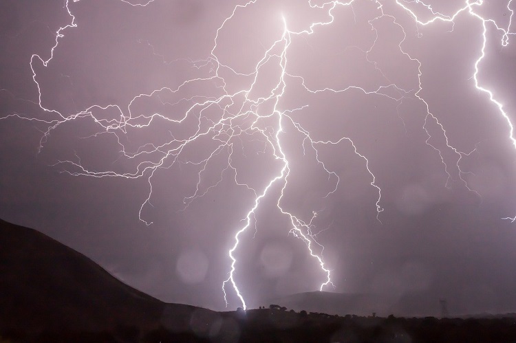 Zkoumání blesků a bouřek pomocí analýzy jejich elektromagnetických projevů
