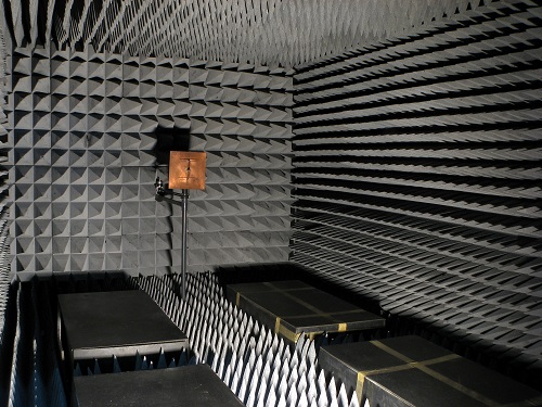 Anechoidní komora – akusticky izolovaná místnost bez odrazů zvukových vln od stěn