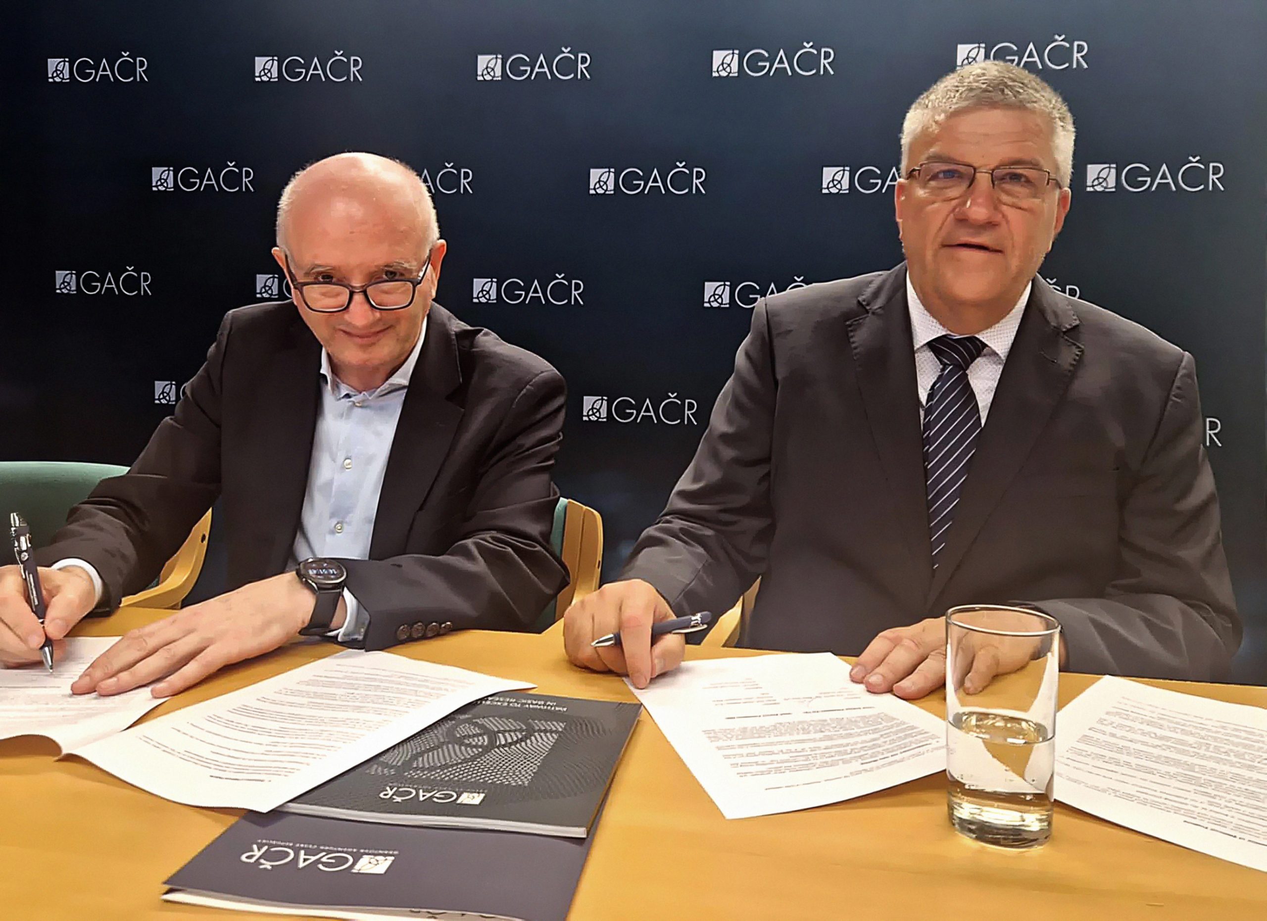 Předseda Akademické rady ISF prof. Daniel Zajfman (vlevo) a předseda GA ČR prof. Milan Jirsa (vpravo)