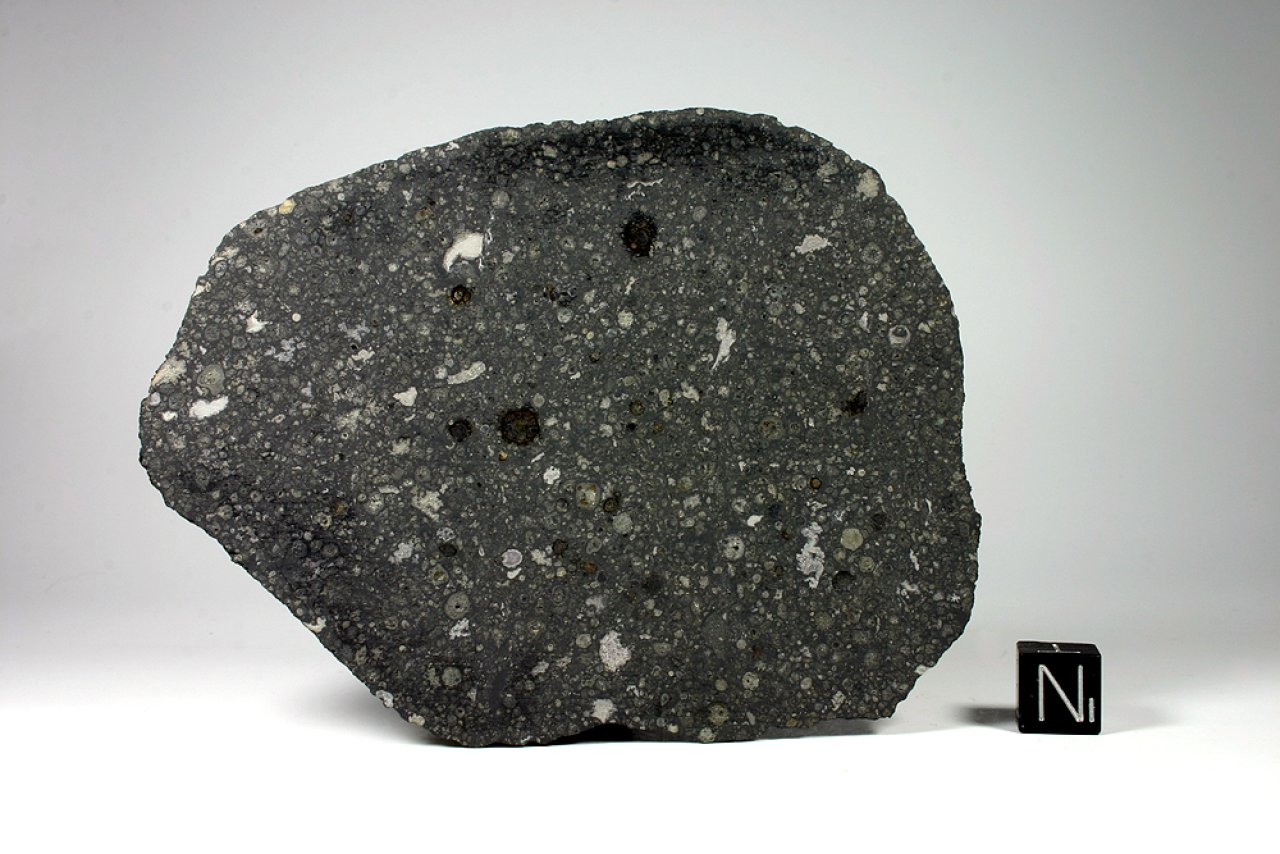 Meteorit Allende, uhlíkatý chondrit typu CV3 (Wikimedia Commons)