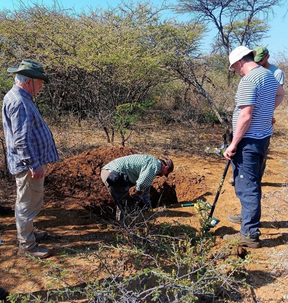 Odběr půdních profilů v těžební oblasti severní Namibie (Vojtěch Ettler v půdní sondě).