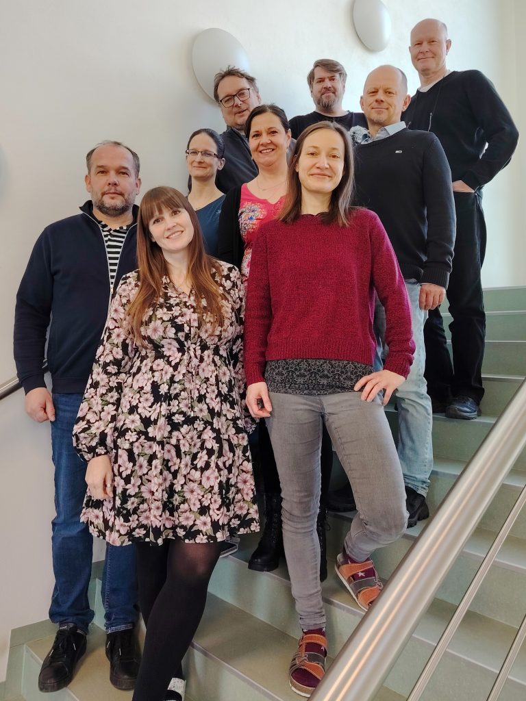 Snímek olomoucké výzkumné skupiny, která zahrnuje výzkumníky z katedry biofyziky a katedry experimentální biologie Přírodovědecké fakulty Univerzity Palackého, Ústavu experimentální botaniky AV ČR a z vědeckého centra CATRIN Univerzity Palackého.