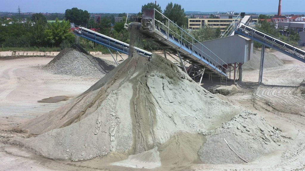 Podsítné frakce vyseparované při třídění recyklátu.